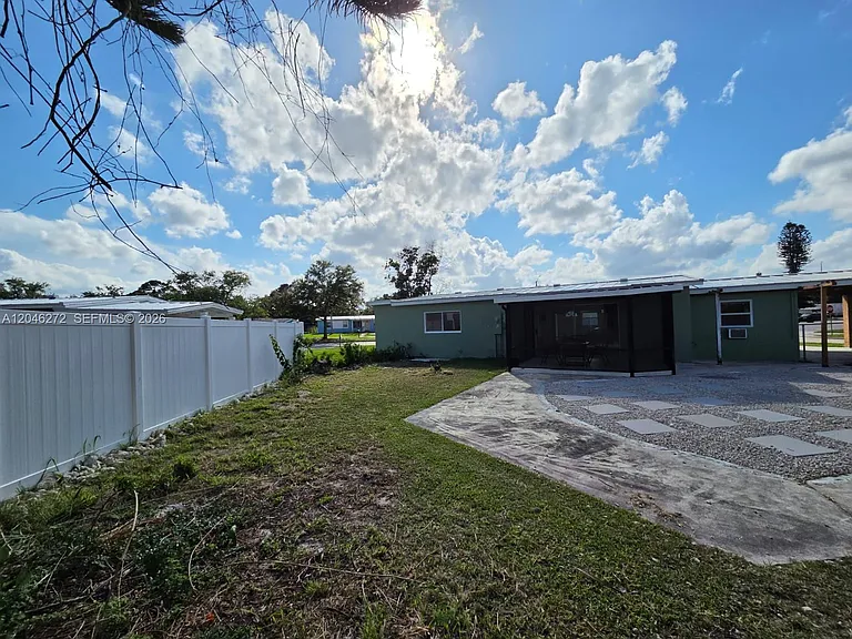 305 SE Airoso Blvd — Photo 59