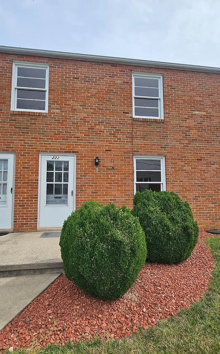 3 bed, 1.0 bath, 900 sqft, $1,450 — Photo 1
