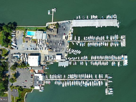 3rd image of Riverside Dr #C4