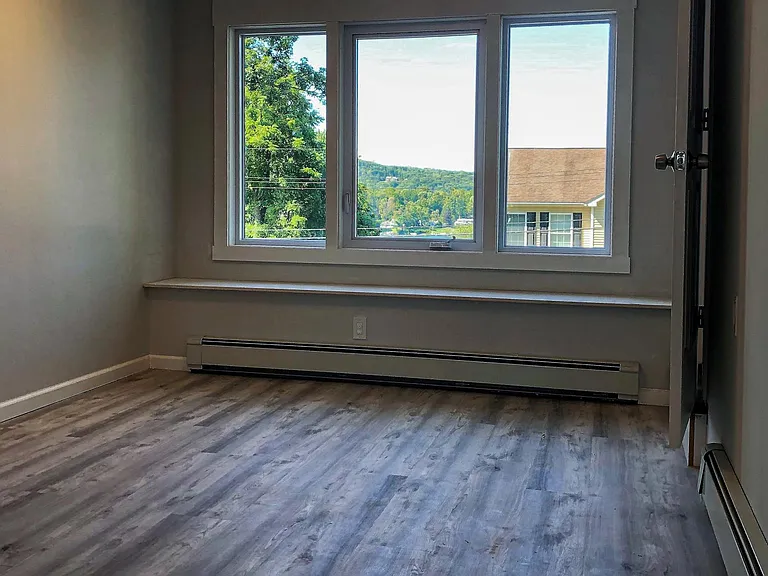 Master bedroom (window seat)