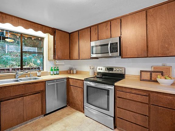 5th image of 2720 Redwood Dr