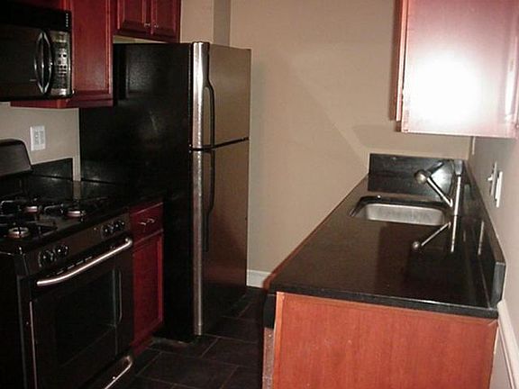 3rd image of 906 S Washington St APT 212