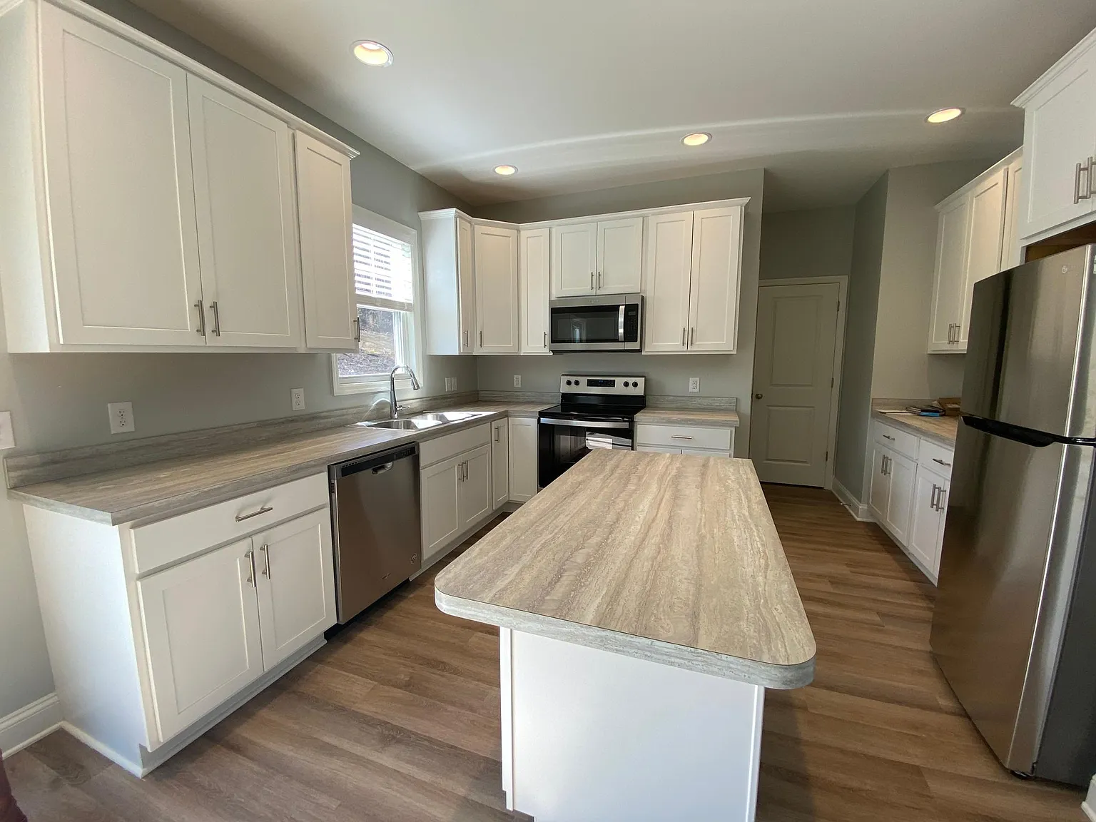 3 bed, 2.5 bath, 2000 sqft, $2,100 — Photo 2