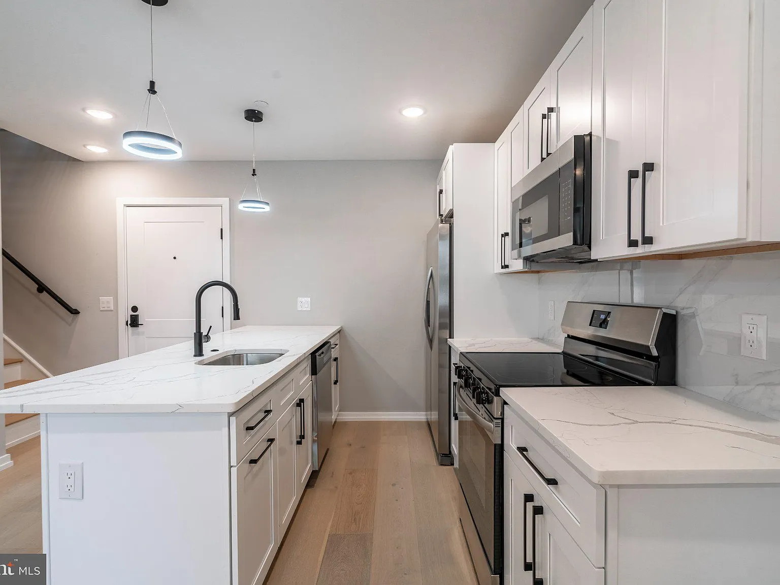 3 bed, 2.5 bath, 1325 sqft, $2,800 — Photo 3