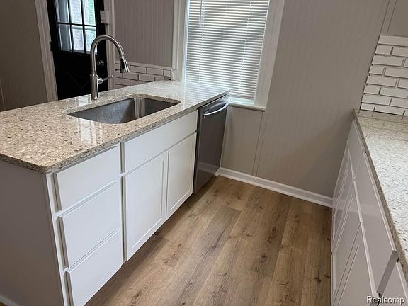 4th image of 721 W 3rd St