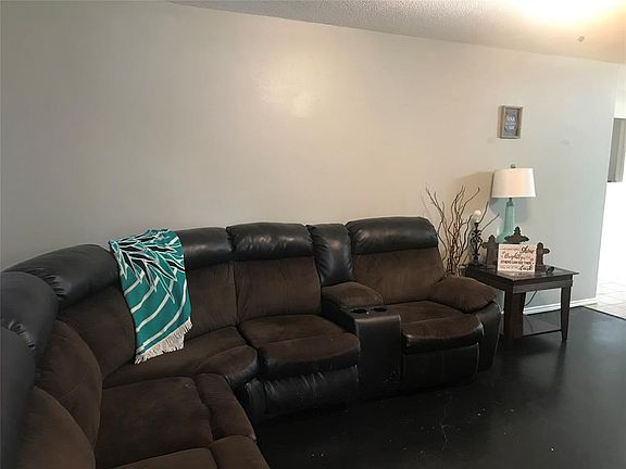 3rd image of 1105 Shady Grove Dr
