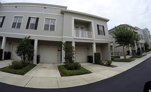 End unit town home in Baldwin Park! — Photo 2