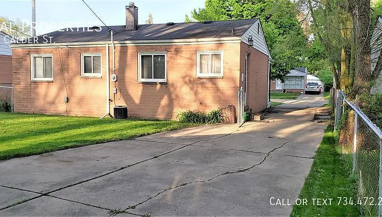 640 Calder St — Photo 2