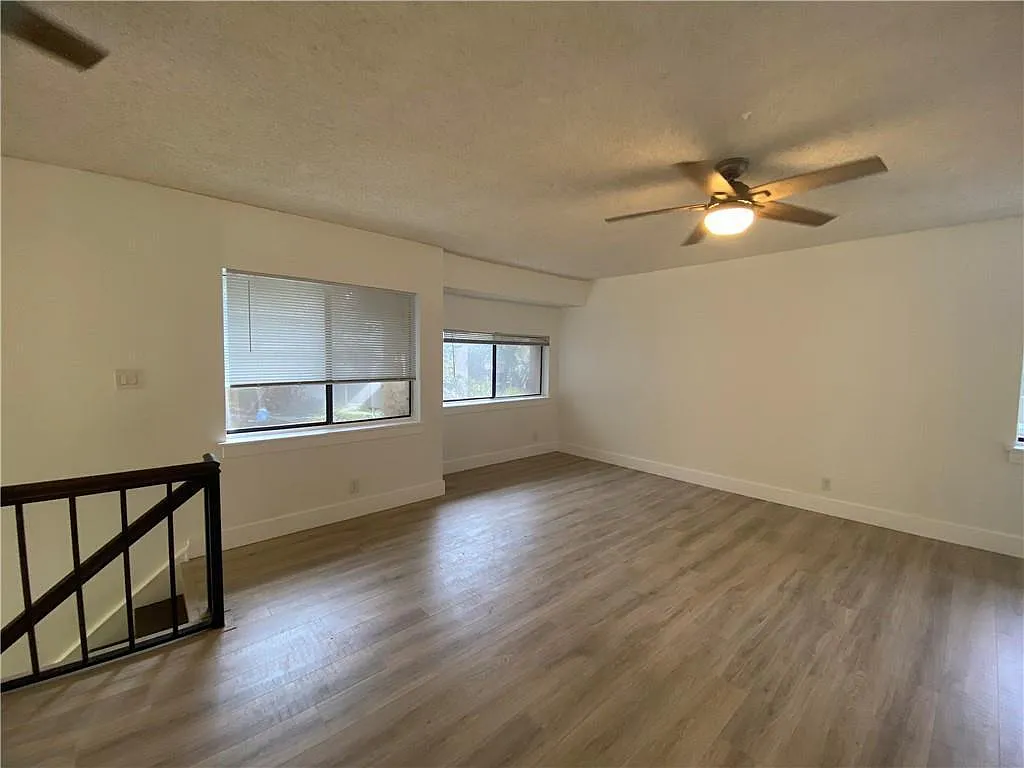 3 bed, 2.0 bath, 1290 sqft, $2,500 — Photo 3