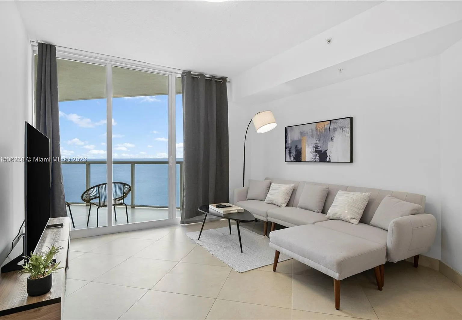 La Perla Condo — Photo 1