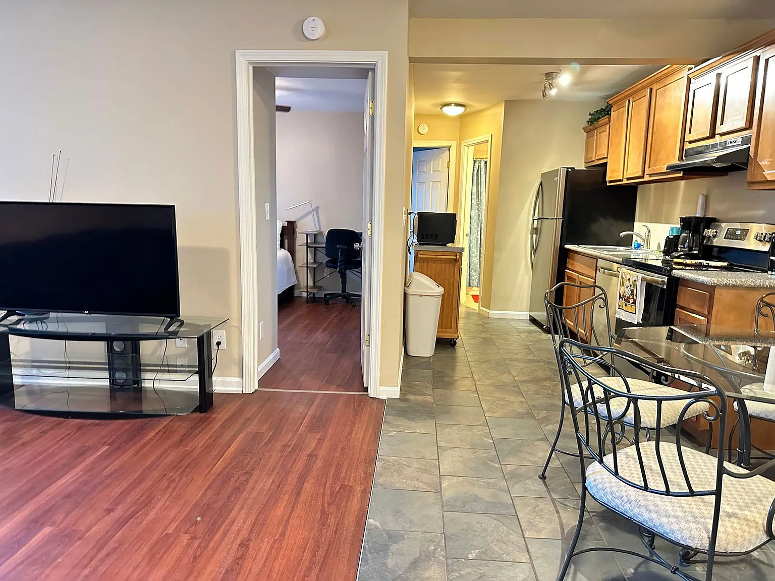 2 bed, 1.0 bath, 800 sqft, $1,795 — Photo 2