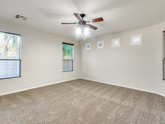 4th image of 429 E Horseshoe Dr