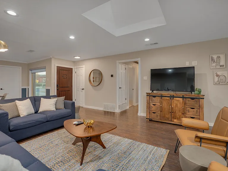 7809 Claremont Dr — Photo 5