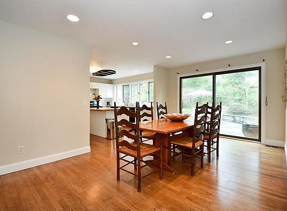 20' breakfast room with sliding glass doors to patio.