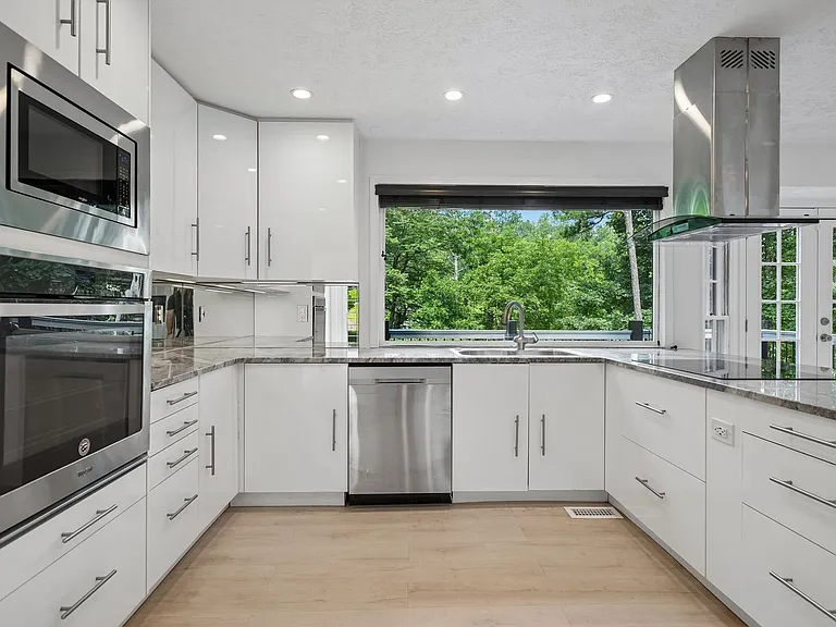 5132 Willow Point Pkwy — Photo 2