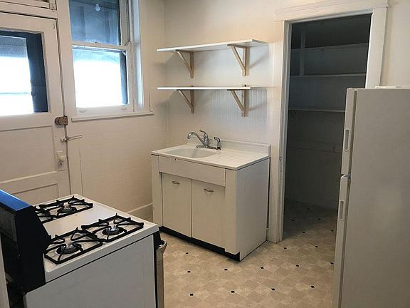 3rd image of 443 Des Plaines Ave APT 2R