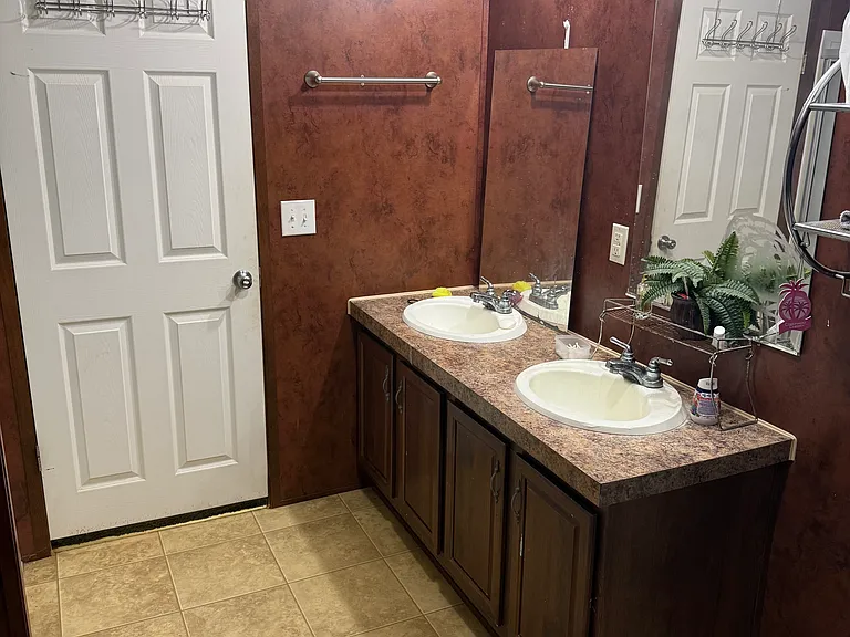 533 Houston St E — Photo 10