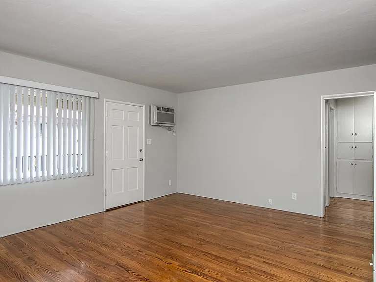 320 N Howard St — Photo 5