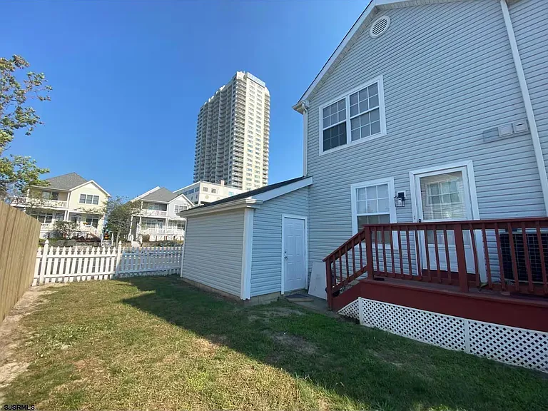 201 Grammercy Pl — Photo 3