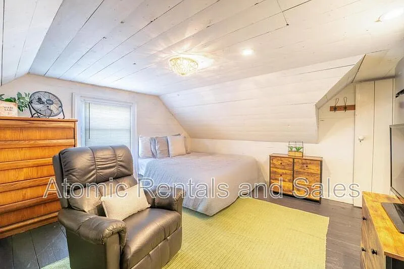 2 bed, 1.0 bath, 300 sqft, $1,100 — Photo 1