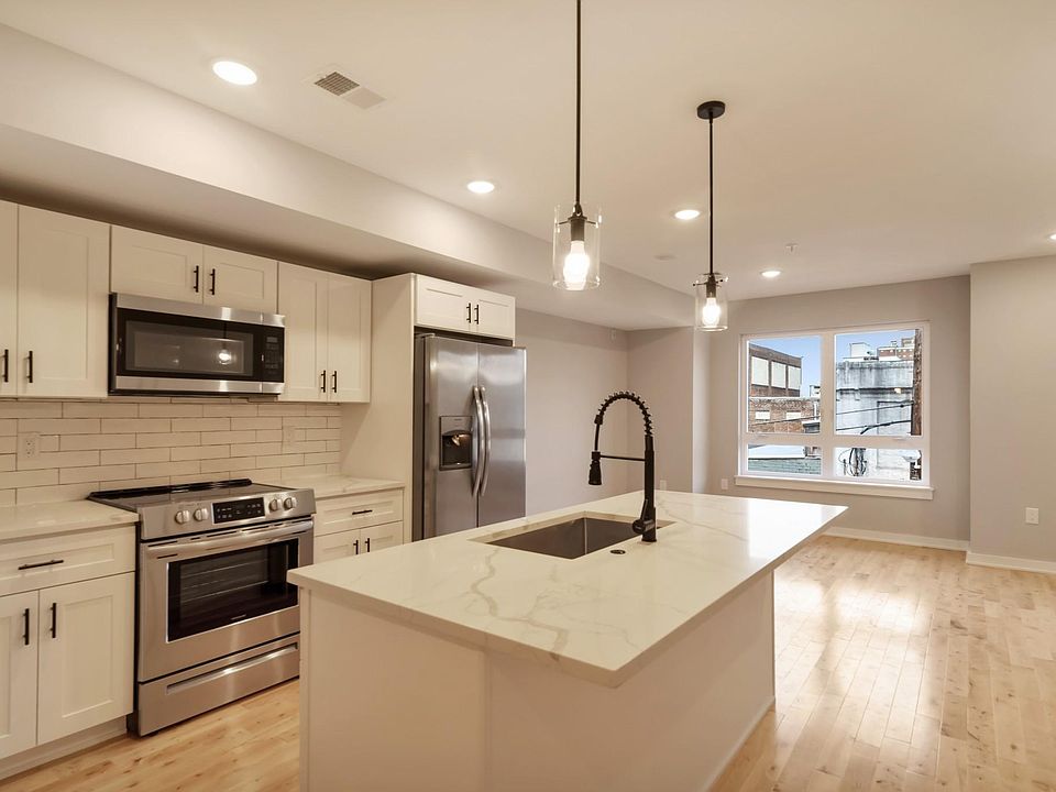 Kitchen With Eat In Counter Top (Seats 3)