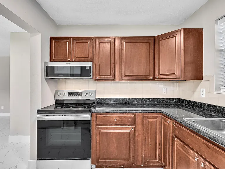 626 SW 14th Ave #102 — Photo 2