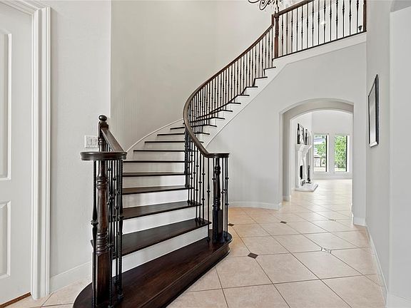 3rd image of 85 Palm Blvd