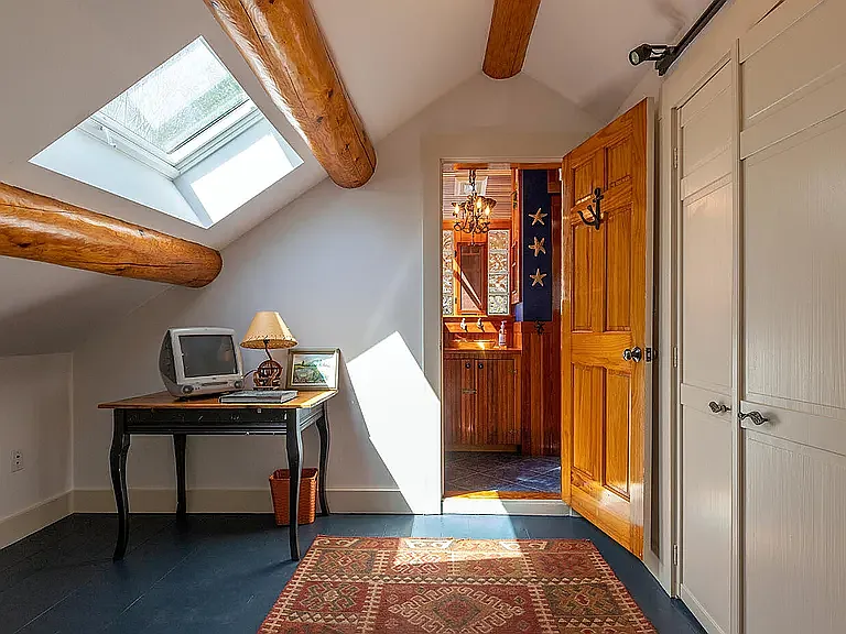 desk area between 2 upstairs bedrooms