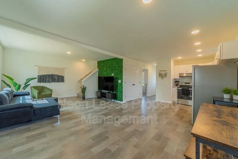 4 bed, 2.0 bath, 1450 sqft, $2,250 — Photo 2