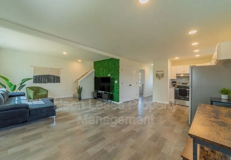 674 N Bedford St — Photo 2