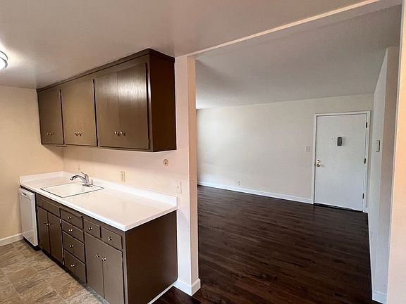 5th image of 3263 Belmont Ave #8