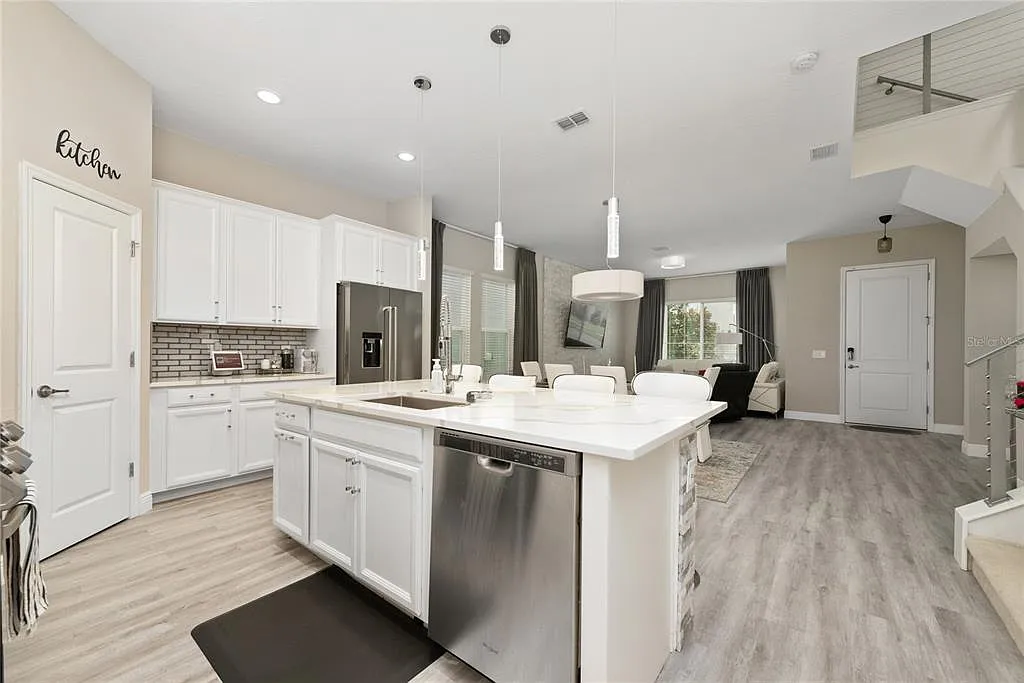 4 bed, 2.5 bath, 2214 sqft, $3,500 — Photo 3