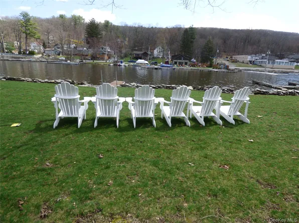 9 Fredericks Rd, Greenwood Lake, NY 10925