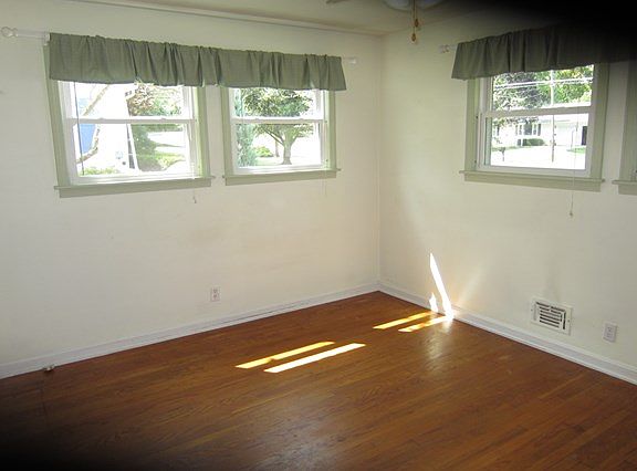 4th image of 827 Hillcrest Dr