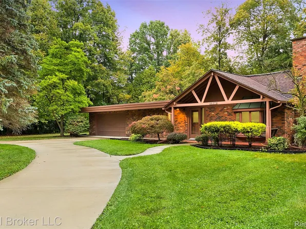 28378 Parkhill St, Farmington, MI 48334