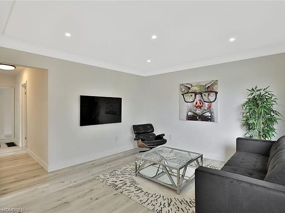 5th image of 260 W 16th St