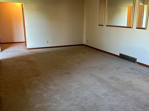 3rd image of 3695 Montclair Dr