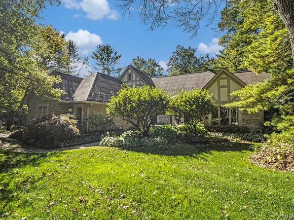 302 Kirksway Ln, Lake Orion, MI 48362