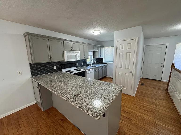 1125 Newfoundland Dr — Photo 2