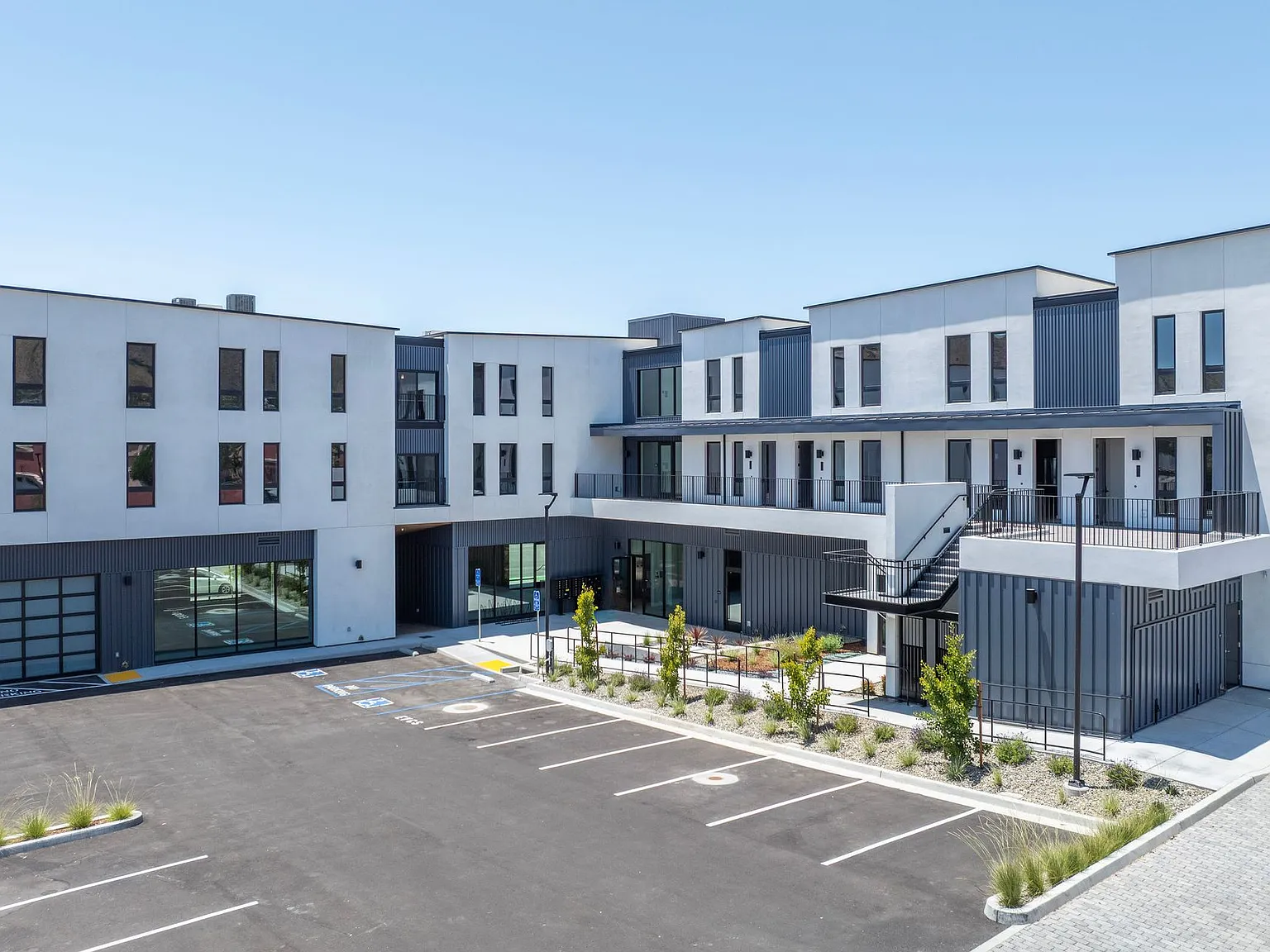 Newly Built Luxury Apartments in San Luis Obispo "Little Italy" — Photo 2