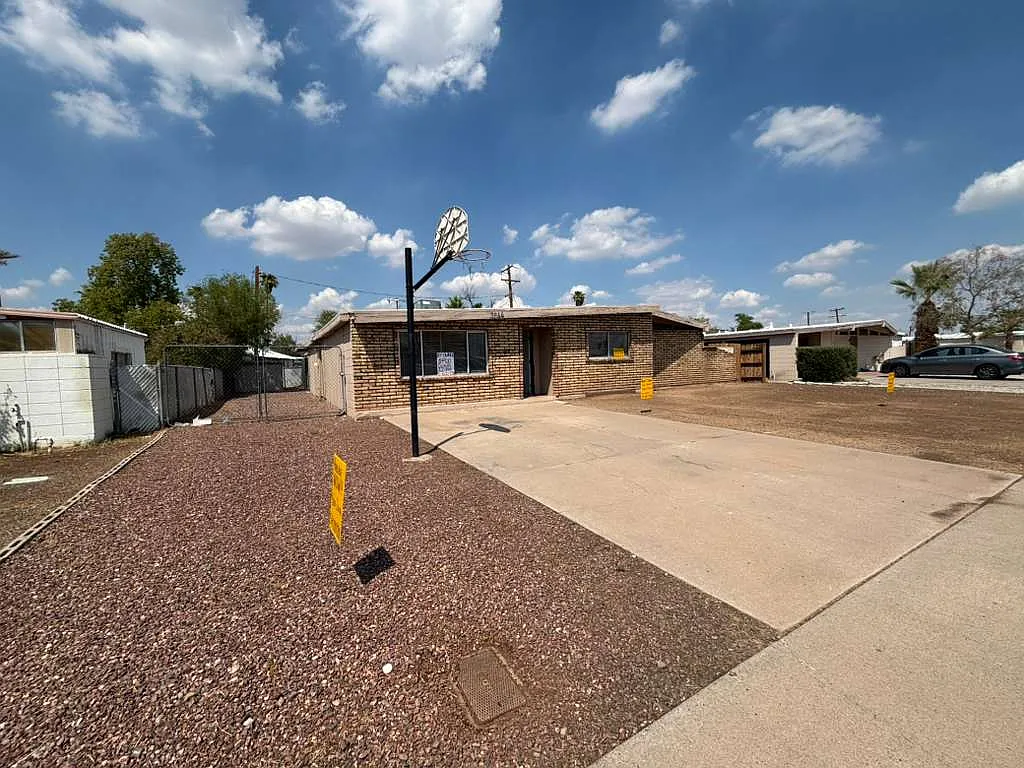 4 bed, 1985 sqft, $2,295 — Photo 2