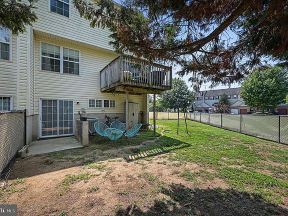 4th image of 415 Charring Cross Dr