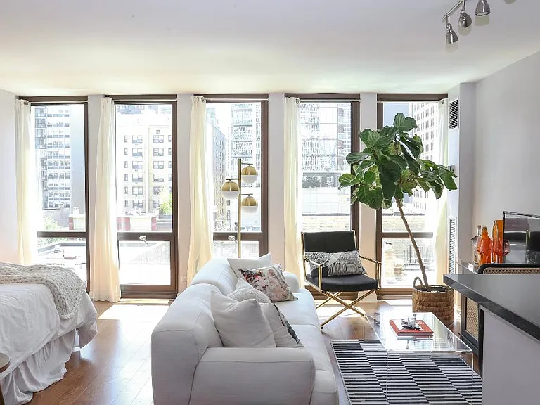 1 E Scott St #707 — Photo 8