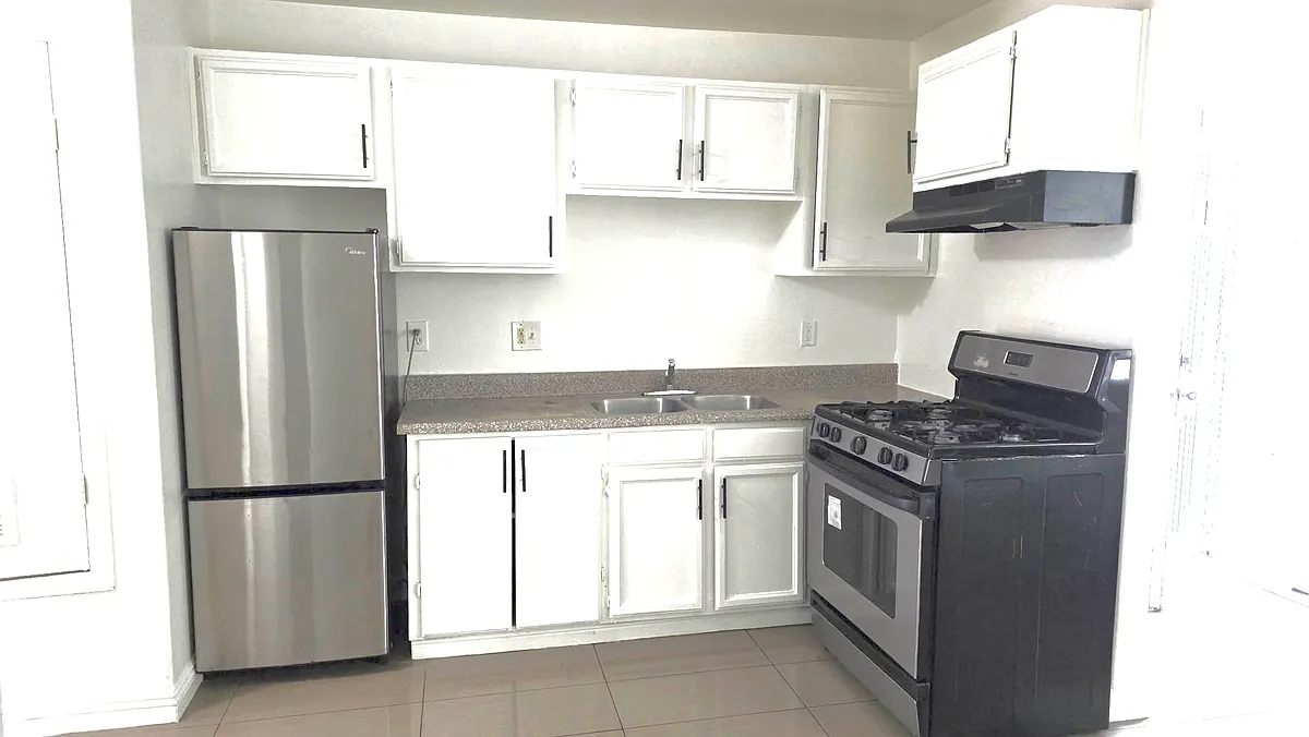 Building Photo - 136 N Mariposa Ave #F