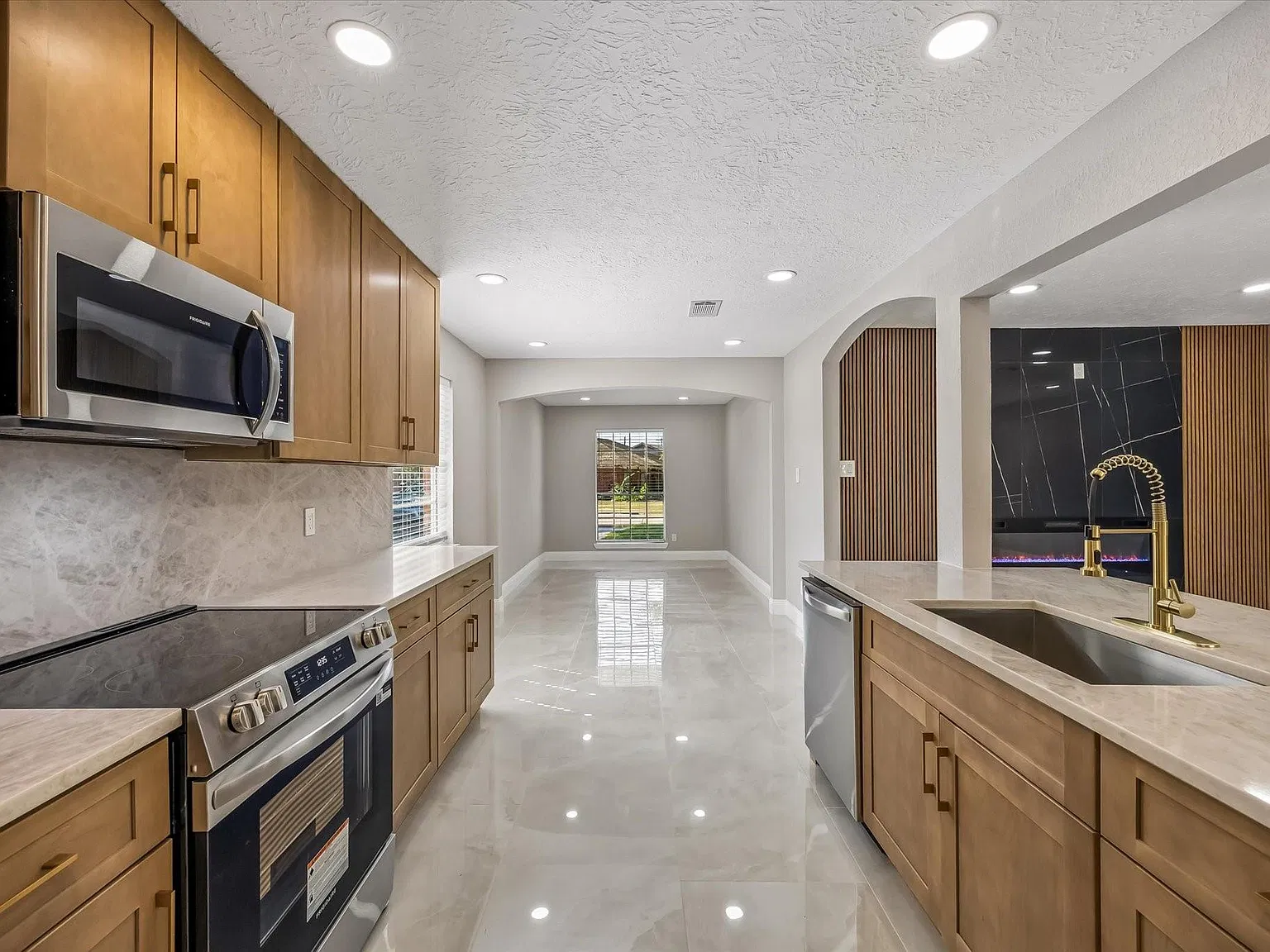5 bed, 2.0 bath, 1938 sqft, $2,300 — Photo 3