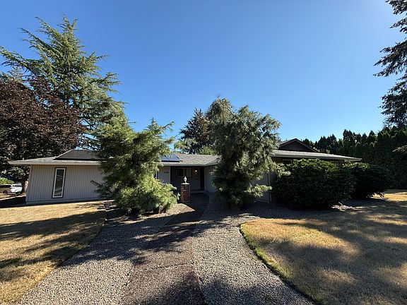 Front yard and entrance.