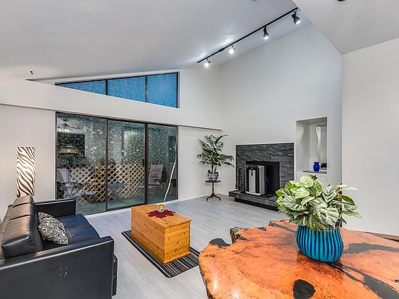 4th image of 225 Mowat St #306