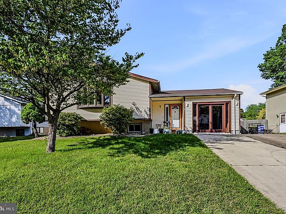 3rd image of 34 Robert Oakes Dr