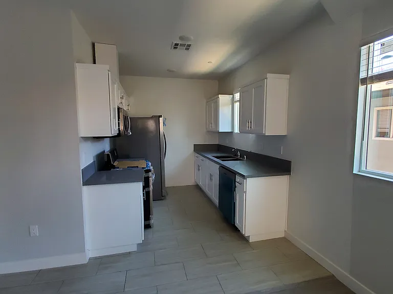 1216 W 39th St #1 — Photo 9