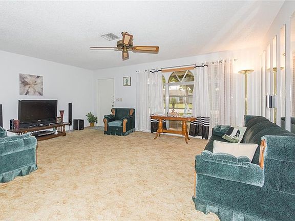 4th image of 363 NE Camelot Dr